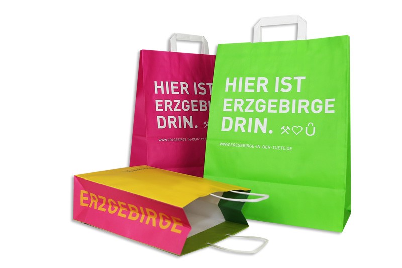 bunte Papiertaschen mit Werbung für den Tourismus im Erzgebirge