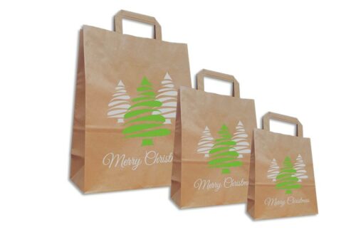 Weihnachtstasche XMAS Forest bei tausendtypentragetaschen Moderne, braune Papiertasche mit Flachhenkeln und zweifarbigem Druck in grün und weiß Merry Christmas und stilisierte Tannenbäume