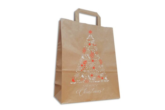 Weihnachtstasche XMAS Tree bei tausendtypentragetaschen Moderne, braune Papiertasche mit Flachhenkeln und zweifarbigem Druck in rot und weiß Merry Christmas und stilisierter Tannenbaum aus verschiedenen Weihnachtsmotiven